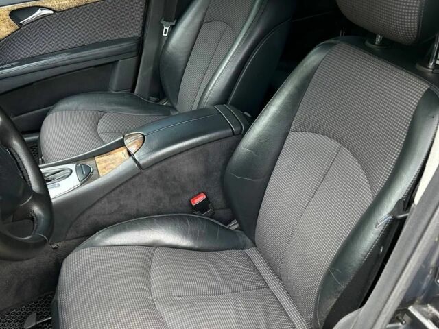 Серый Мерседес 320, объемом двигателя 3.2 л и пробегом 346 тыс. км за 7000 $, фото 2 на Automoto.ua