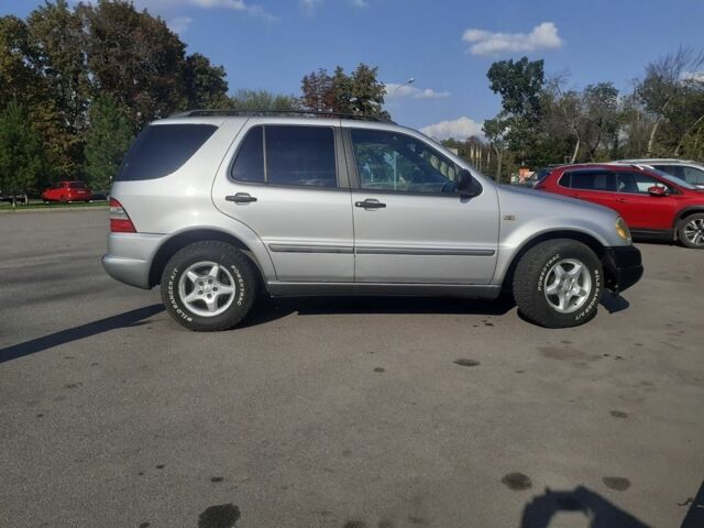 Серый Мерседес 320, объемом двигателя 3.2 л и пробегом 400 тыс. км за 5200 $, фото 3 на Automoto.ua