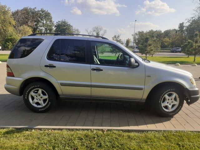 Серый Мерседес 320, объемом двигателя 3.2 л и пробегом 400 тыс. км за 5200 $, фото 1 на Automoto.ua