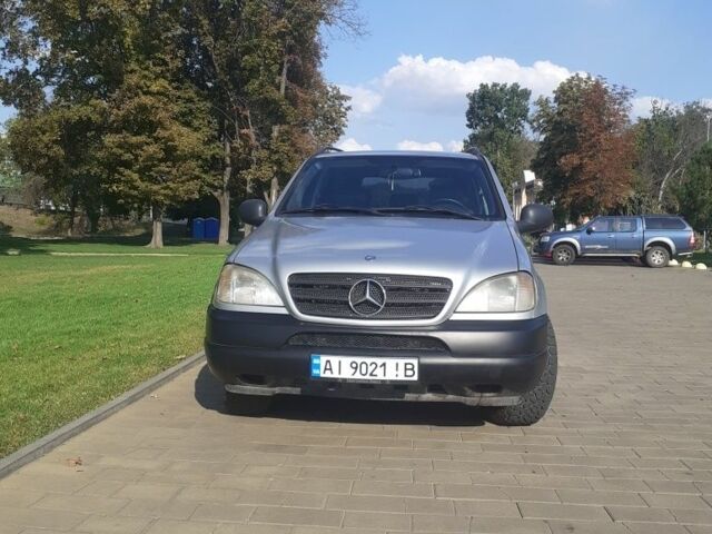 Серый Мерседес 320, объемом двигателя 3.2 л и пробегом 400 тыс. км за 5200 $, фото 4 на Automoto.ua