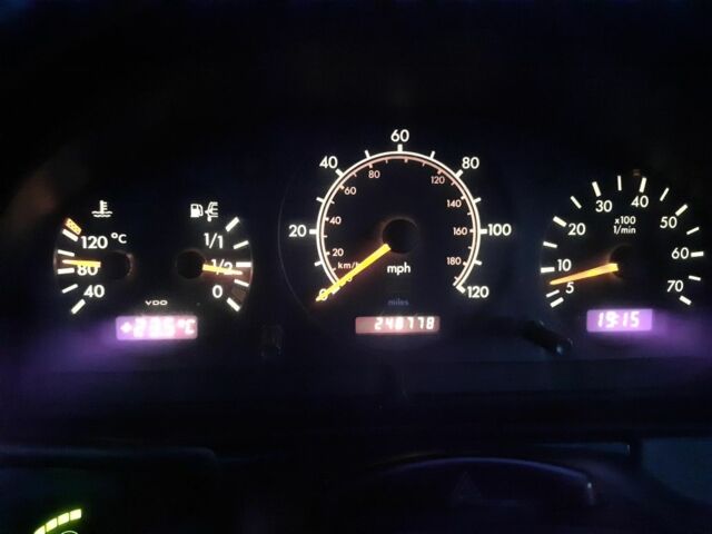 Серый Мерседес 320, объемом двигателя 3.2 л и пробегом 400 тыс. км за 5200 $, фото 5 на Automoto.ua