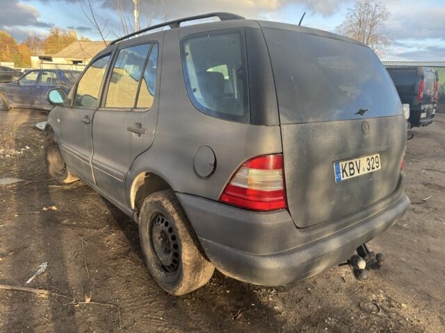 Серый Мерседес 320, объемом двигателя 3.2 л и пробегом 200 тыс. км за 1500 $, фото 4 на Automoto.ua