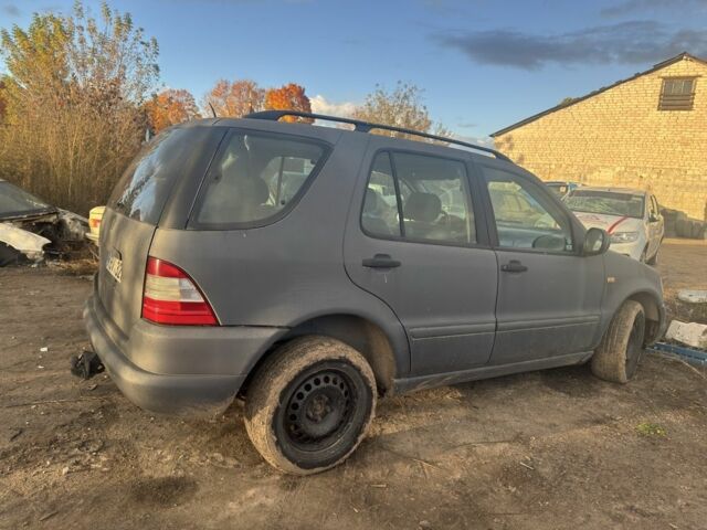 Серый Мерседес 320, объемом двигателя 3.2 л и пробегом 200 тыс. км за 1500 $, фото 3 на Automoto.ua