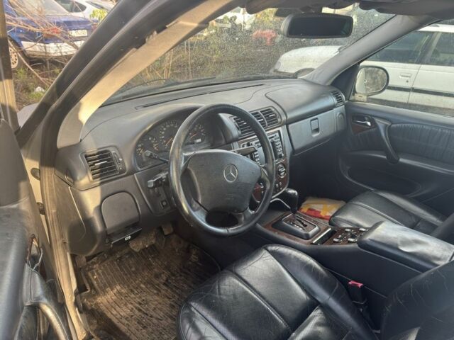 Серый Мерседес 320, объемом двигателя 3.2 л и пробегом 200 тыс. км за 1500 $, фото 5 на Automoto.ua