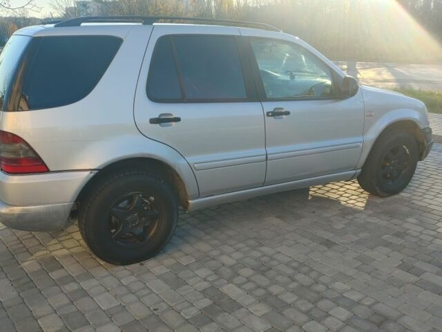 Серый Мерседес 320, объемом двигателя 3.2 л и пробегом 323 тыс. км за 3300 $, фото 3 на Automoto.ua