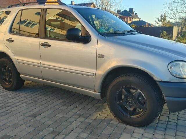 Серый Мерседес 320, объемом двигателя 3.2 л и пробегом 323 тыс. км за 3300 $, фото 4 на Automoto.ua