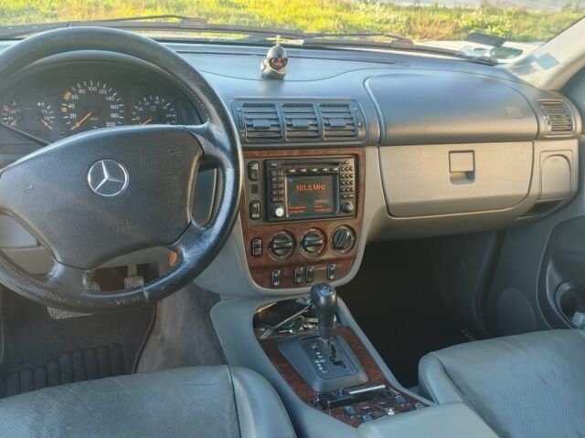 Серый Мерседес 320, объемом двигателя 3.2 л и пробегом 323 тыс. км за 3300 $, фото 9 на Automoto.ua