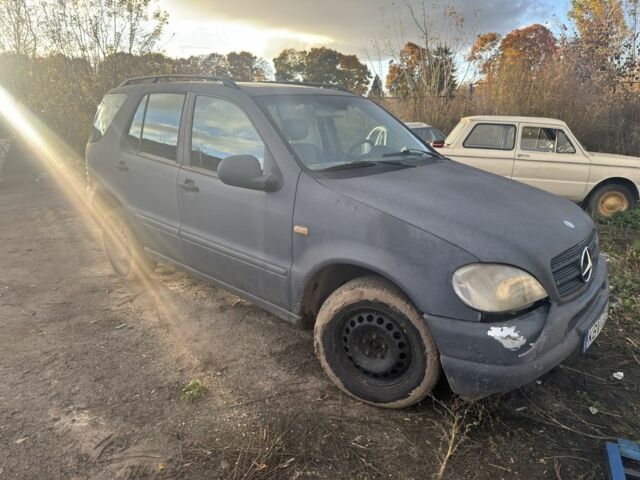 Серый Мерседес 320, объемом двигателя 3.2 л и пробегом 200 тыс. км за 1500 $, фото 2 на Automoto.ua