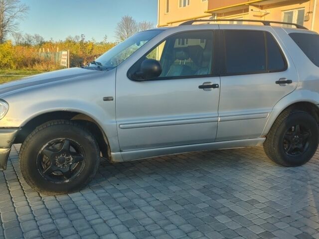 Серый Мерседес 320, объемом двигателя 3.2 л и пробегом 323 тыс. км за 3300 $, фото 7 на Automoto.ua