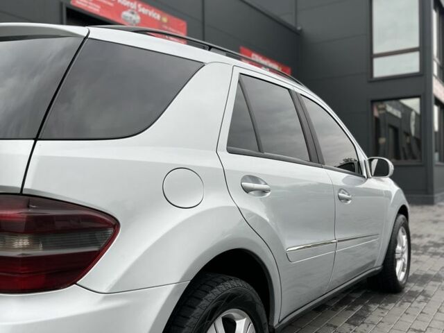 Сірий Мерседес 320, об'ємом двигуна 3 л та пробігом 300 тис. км за 10000 $, фото 5 на Automoto.ua