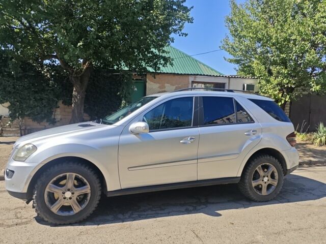 Серый Мерседес 320, объемом двигателя 3 л и пробегом 452 тыс. км за 9800 $, фото 1 на Automoto.ua