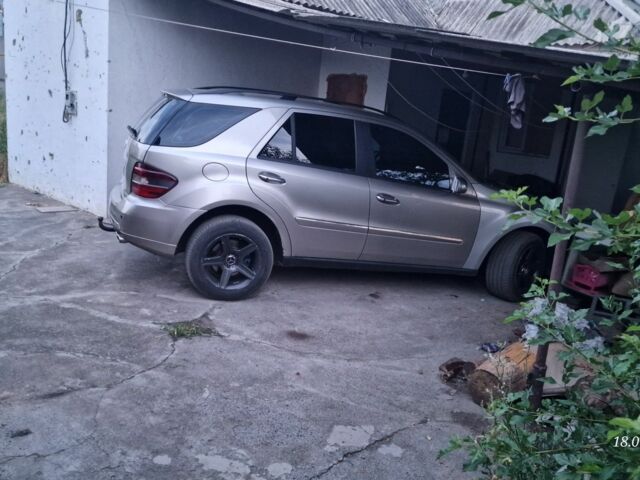 Серый Мерседес 320, объемом двигателя 3 л и пробегом 400 тыс. км за 6400 $, фото 2 на Automoto.ua