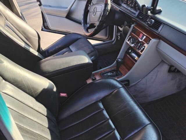 Синий Мерседес 320, объемом двигателя 3.2 л и пробегом 390 тыс. км за 4000 $, фото 6 на Automoto.ua