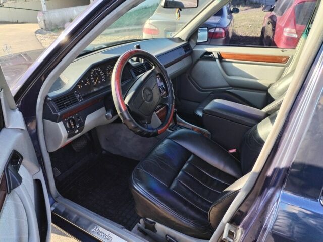 Синий Мерседес 320, объемом двигателя 3.2 л и пробегом 390 тыс. км за 4000 $, фото 4 на Automoto.ua