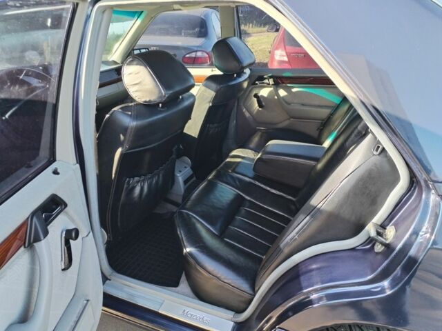 Синий Мерседес 320, объемом двигателя 3.2 л и пробегом 390 тыс. км за 4000 $, фото 5 на Automoto.ua