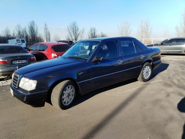 Синий Мерседес 320, объемом двигателя 3.2 л и пробегом 390 тыс. км за 4000 $, фото 1 на Automoto.ua