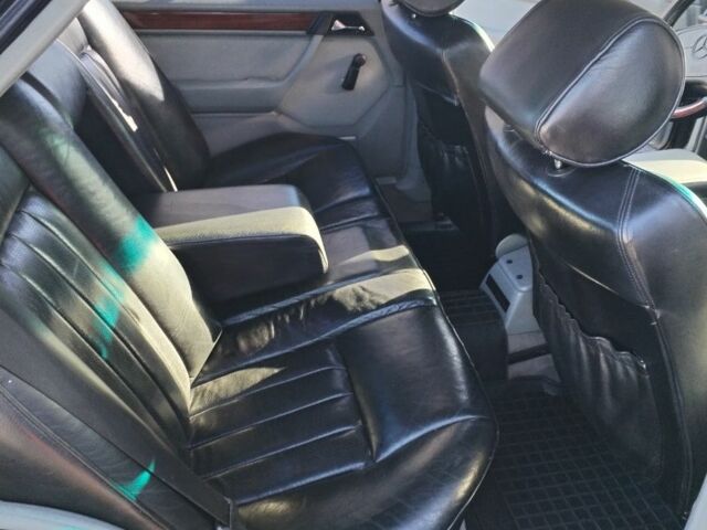 Синий Мерседес 320, объемом двигателя 3.2 л и пробегом 390 тыс. км за 4000 $, фото 7 на Automoto.ua