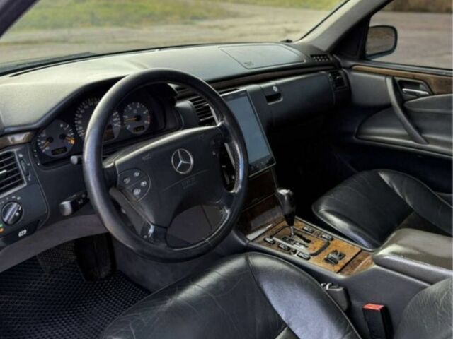 Синий Мерседес 320, объемом двигателя 3.2 л и пробегом 3 тыс. км за 3000 $, фото 9 на Automoto.ua