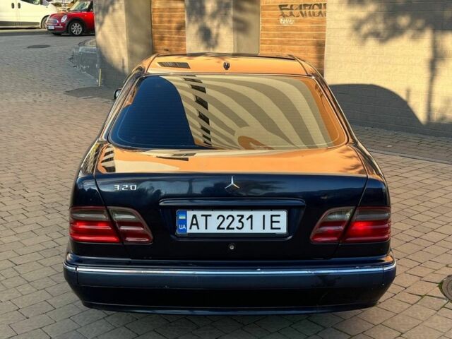 Синій Мерседес 320, об'ємом двигуна 3.2 л та пробігом 300 тис. км за 3700 $, фото 1 на Automoto.ua