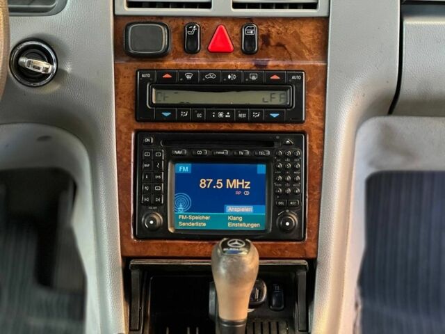 Синій Мерседес 320, об'ємом двигуна 3.2 л та пробігом 300 тис. км за 3700 $, фото 11 на Automoto.ua