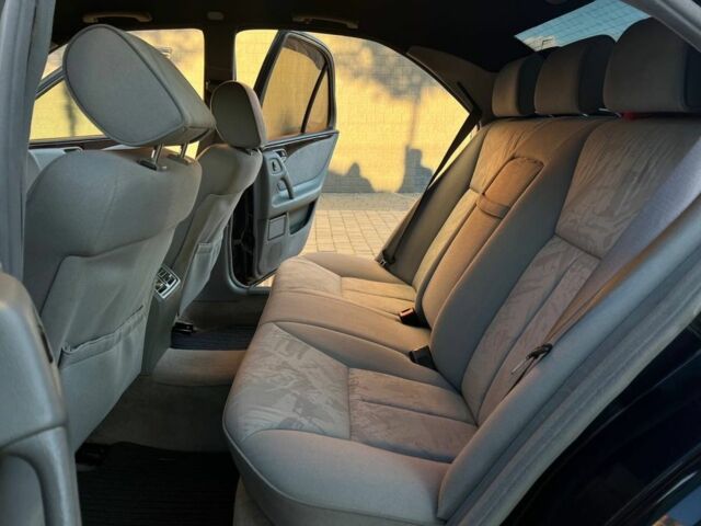 Синій Мерседес 320, об'ємом двигуна 3.2 л та пробігом 300 тис. км за 3700 $, фото 9 на Automoto.ua