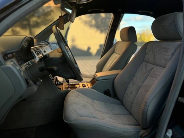 Синій Мерседес 320, об'ємом двигуна 3.2 л та пробігом 300 тис. км за 3700 $, фото 7 на Automoto.ua