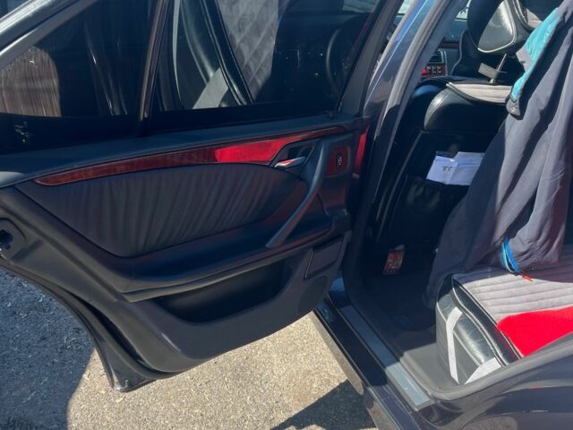 Синий Мерседес 320, объемом двигателя 3.2 л и пробегом 380 тыс. км за 6500 $, фото 9 на Automoto.ua