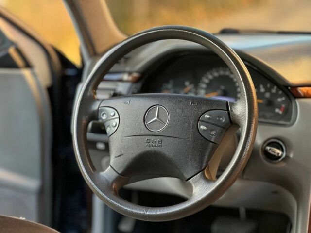 Синій Мерседес 320, об'ємом двигуна 3.2 л та пробігом 300 тис. км за 3700 $, фото 13 на Automoto.ua