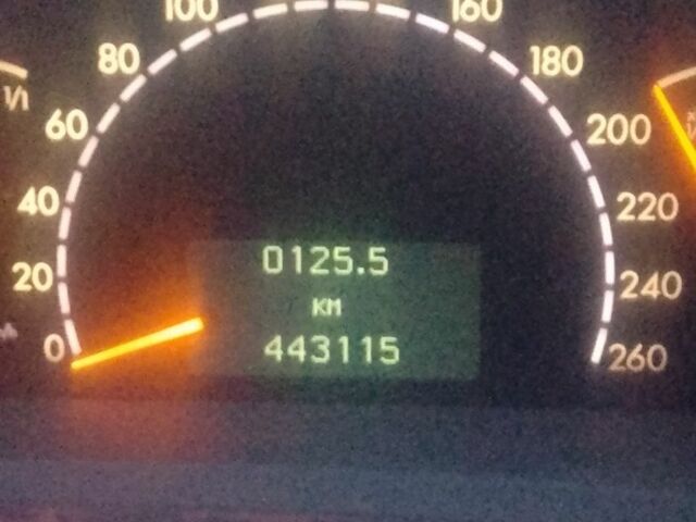 Синий Мерседес 320, объемом двигателя 3.2 л и пробегом 450 тыс. км за 6000 $, фото 7 на Automoto.ua