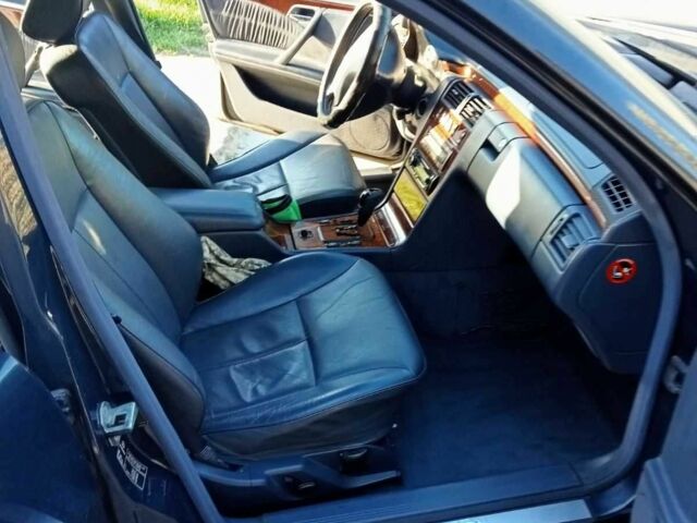 Синий Мерседес 320, объемом двигателя 3.2 л и пробегом 430 тыс. км за 2699 $, фото 3 на Automoto.ua