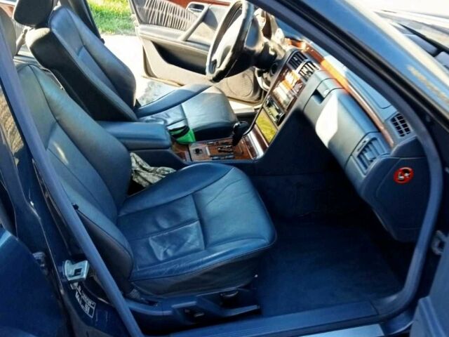 Синий Мерседес 320, объемом двигателя 3.2 л и пробегом 430 тыс. км за 2699 $, фото 9 на Automoto.ua