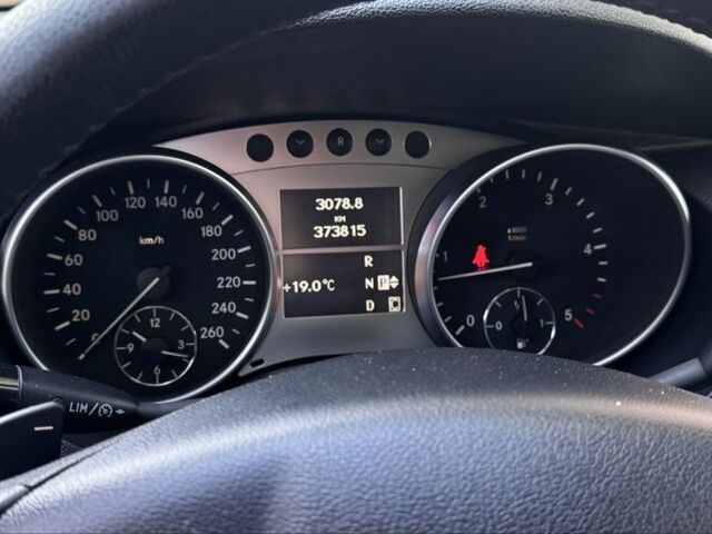 Синий Мерседес 320, объемом двигателя 3 л и пробегом 370 тыс. км за 10500 $, фото 3 на Automoto.ua