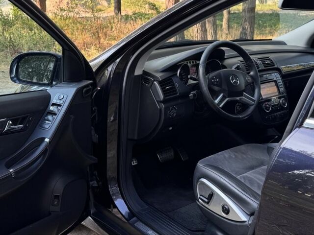 Синий Мерседес 320, объемом двигателя 3 л и пробегом 370 тыс. км за 10500 $, фото 4 на Automoto.ua