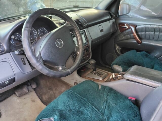 Синій Мерседес 320, об'ємом двигуна 3.2 л та пробігом 300 тис. км за 4999 $, фото 6 на Automoto.ua