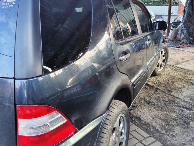 Синій Мерседес 320, об'ємом двигуна 3.2 л та пробігом 300 тис. км за 4999 $, фото 4 на Automoto.ua