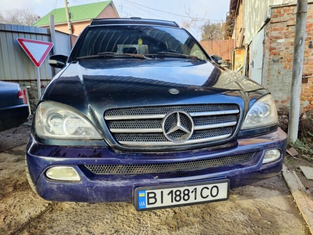 Синій Мерседес 320, об'ємом двигуна 3.2 л та пробігом 300 тис. км за 4999 $, фото 1 на Automoto.ua