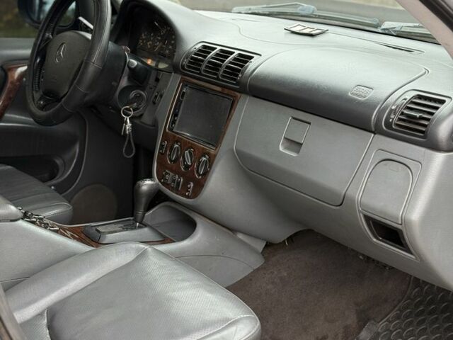 Синий Мерседес 320, объемом двигателя 3.2 л и пробегом 149 тыс. км за 3800 $, фото 9 на Automoto.ua