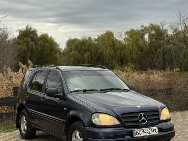 Синий Мерседес 320, объемом двигателя 3.2 л и пробегом 149 тыс. км за 3800 $, фото 2 на Automoto.ua