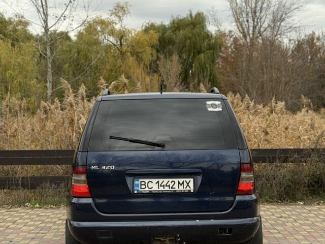 Синий Мерседес 320, объемом двигателя 3.2 л и пробегом 149 тыс. км за 3800 $, фото 4 на Automoto.ua
