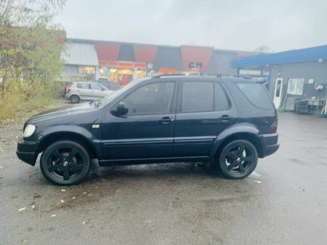 Синий Мерседес 320, объемом двигателя 3.2 л и пробегом 324 тыс. км за 4699 $, фото 3 на Automoto.ua