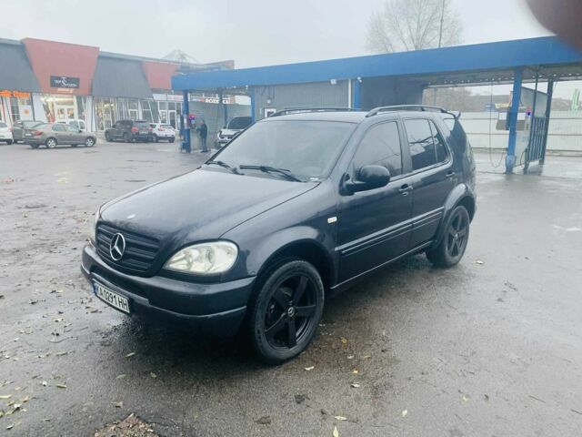 Синий Мерседес 320, объемом двигателя 3.2 л и пробегом 324 тыс. км за 4699 $, фото 2 на Automoto.ua