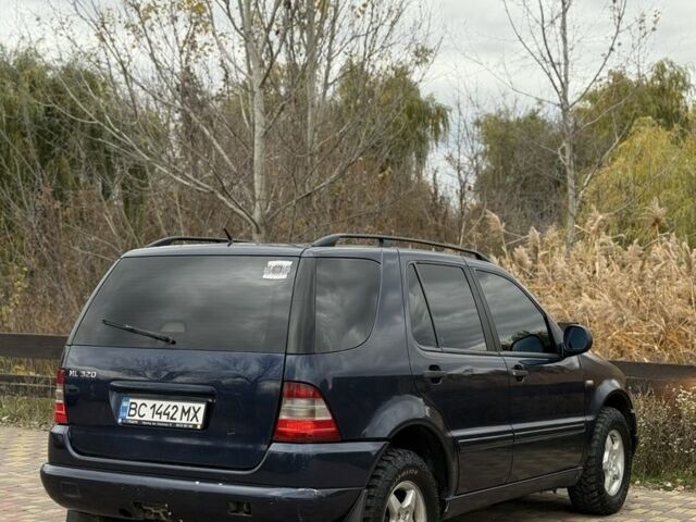 Синий Мерседес 320, объемом двигателя 3.2 л и пробегом 149 тыс. км за 3800 $, фото 3 на Automoto.ua