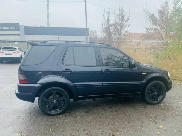 Синий Мерседес 320, объемом двигателя 3.2 л и пробегом 324 тыс. км за 4699 $, фото 6 на Automoto.ua