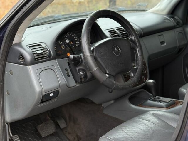 Синий Мерседес 320, объемом двигателя 3.2 л и пробегом 149 тыс. км за 3800 $, фото 7 на Automoto.ua