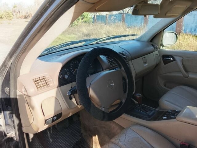 Синий Мерседес 320, объемом двигателя 3.2 л и пробегом 219 тыс. км за 2499 $, фото 7 на Automoto.ua