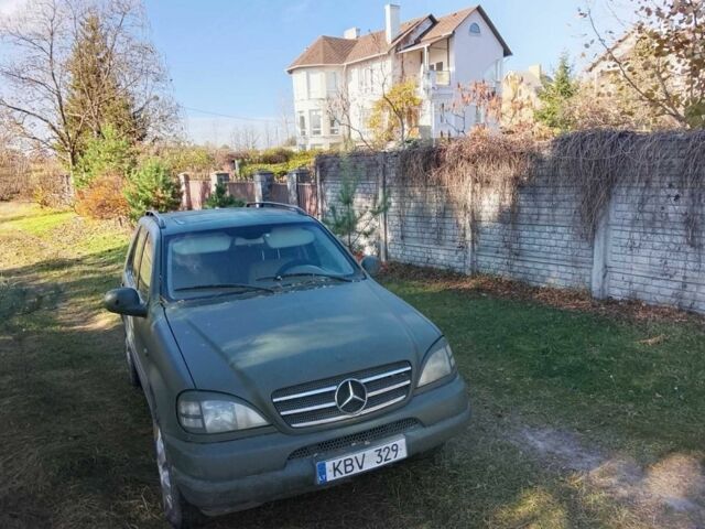 Синий Мерседес 320, объемом двигателя 3.2 л и пробегом 219 тыс. км за 2499 $, фото 4 на Automoto.ua