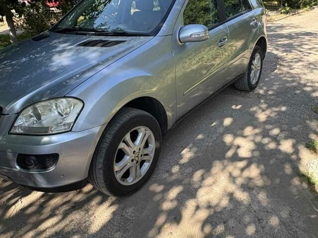 Синий Мерседес 320, объемом двигателя 3 л и пробегом 100 тыс. км за 6552 $, фото 2 на Automoto.ua