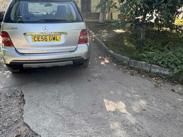 Синий Мерседес 320, объемом двигателя 3 л и пробегом 100 тыс. км за 6552 $, фото 4 на Automoto.ua