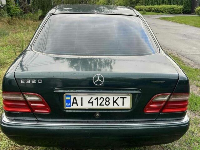 Зеленый Мерседес 320, объемом двигателя 3.2 л и пробегом 3 тыс. км за 3000 $, фото 1 на Automoto.ua