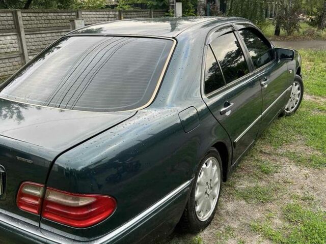 Зеленый Мерседес 320, объемом двигателя 3.2 л и пробегом 3 тыс. км за 3000 $, фото 2 на Automoto.ua